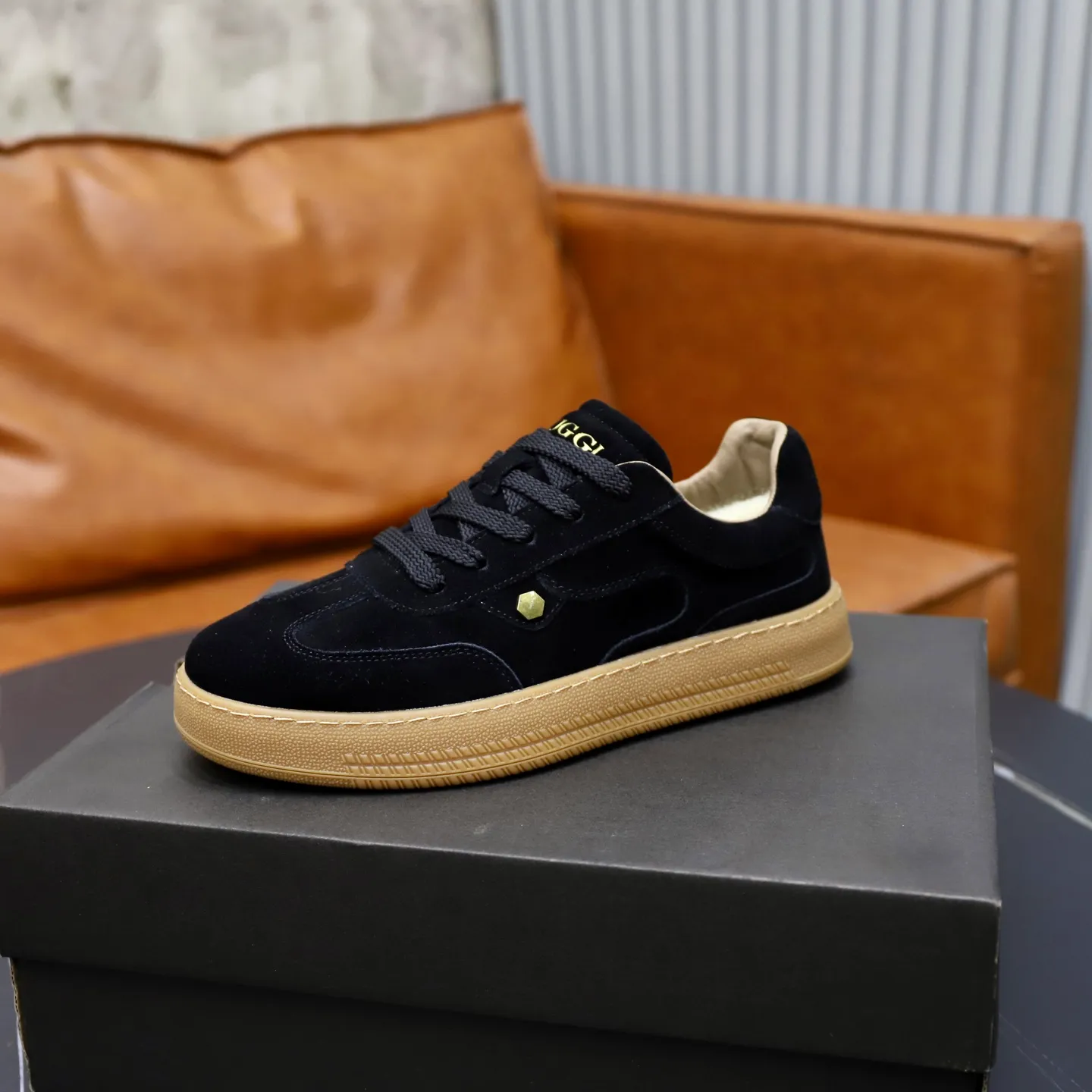 Ex-factory price: 540💰Thick wool imported from Australia Brand: UGG genuine purchase Size: 39-44 Grade: Official website 1:1 Material: First layer of genuine leather waterproof and antifreeze upper Real wool lining Original non-slip soft wear-resistant outsole Style category: Men's casual shoes Trendy style Comfortable on the feet Color: Official website color synchronization